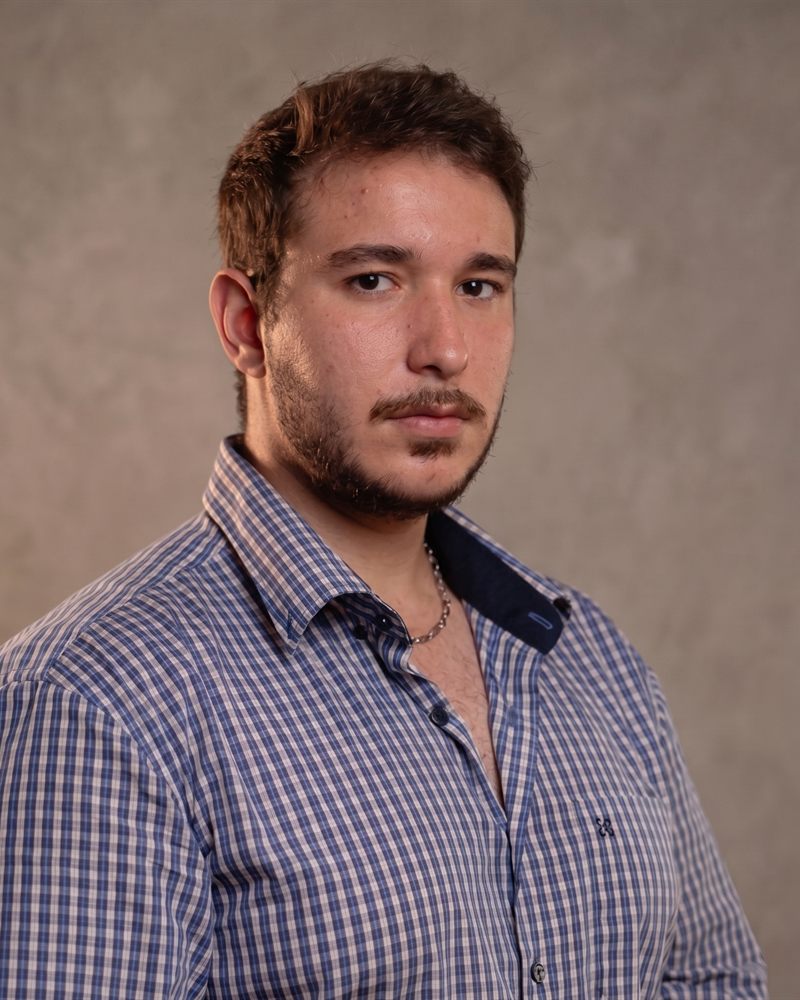 Raphael Leites, fundador da PH Consult, de camisa xadrez azul, olhando para a câmera